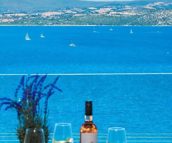 Sky View Maisonette - Shared Pool Access