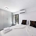 Sky View Maisonette - Shared Pool Access דירה ניקיאנה