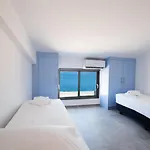 Sky View Maisonette - Shared Pool Access דירה *