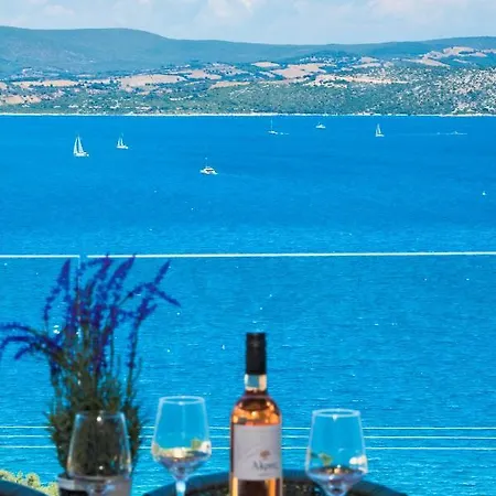 Sky View Maisonette - Shared Pool Access