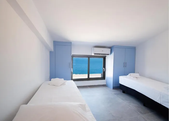 Sky View Maisonette - Shared Pool Access Apartment *