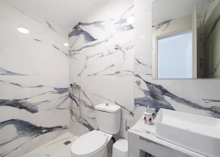 Sky View Maisonette - Shared Pool Access Apartment