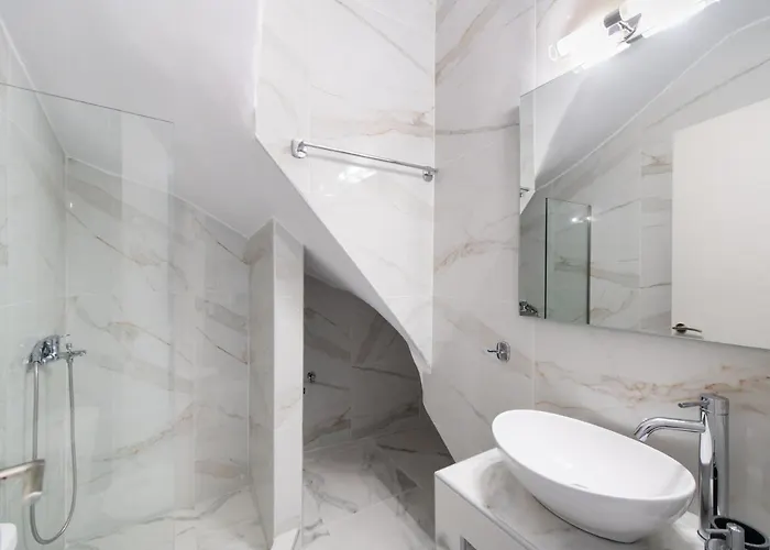 Sky View Maisonette - Shared Pool Access *